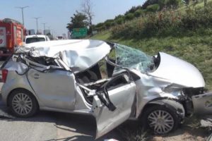 Kamyon ve otob&uuml;se &ccedil;arpan otomobilin s&uuml;r&uuml;c&uuml;s&uuml; ağır yaralandı