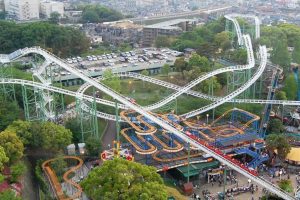 Lunaparkta kost&uuml;mle dans etmeye zorlanan maskot sıcaktan &ouml;ld&uuml;