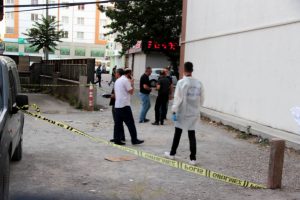 Kadına sokak ortasında kanlı infaz