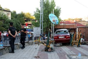 Parkta oynayan &ccedil;ocukların arasına otomobil daldı; 1 &ccedil;ocuk &ouml;ld&uuml;