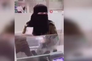Suudi memurdan T&uuml;rk hacı adaylarına 'T&uuml;rk&ccedil;e' jesti