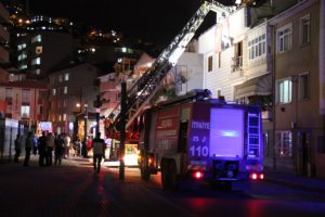 Buzdolabından &ccedil;ıkan yangın bina sakinlerini sokağa d&ouml;kt&uuml;