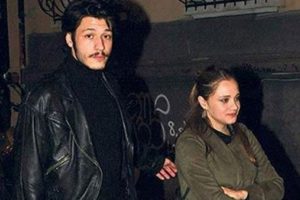 Hayranlarını &uuml;zecek haber! &Uuml;nl&uuml; &ccedil;ift ayrıldı