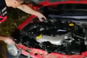 Jandarma, otomobilin motor kısmında 14 tabanca ele ge&ccedil;irdi