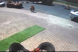 Yolun karşısına ge&ccedil;meye &ccedil;alışan gen&ccedil; kıza cipin &ccedil;arpması kamerada