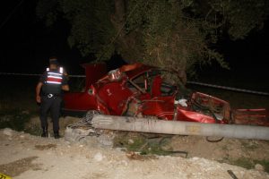 Seydikemer'de kontrolden &ccedil;ıkan otomobil elektrik direğine &ccedil;arptı: 2 &ouml;l&uuml;, 2 yaralı