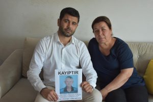 55 g&uuml;nd&uuml;r kayıp olan eşini arıyor