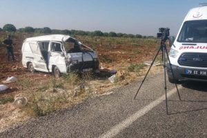 Tarım iş&ccedil;ilerini taşıyan minib&uuml;s devrildi: 2 &ouml;l&uuml;, 20 yaralı