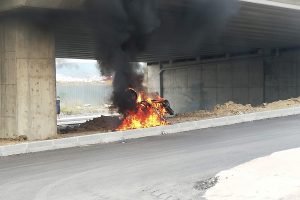 Arızalanan motosikletini yaktı