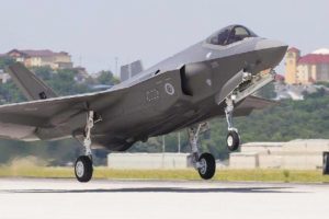 ABD'de F-35 eğitimi alan T&uuml;rk pilotlar bug&uuml;n geri d&ouml;n&uuml;yor
