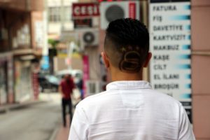 Kuaf&ouml;rden m&uuml;şterilerine takım amblemi tıraşı
