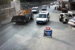 Maaşını alamayan adam, hem kep&ccedil;eyi hem polis memurunu ka&ccedil;ırdı
