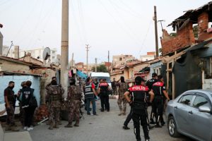 Keşan'da &ouml;zel harekat destekli uyuşturucu operasyonu: 18 g&ouml;zaltı