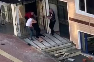 Sokak ortasında silahlı kavga