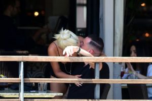 Lady Gaga yeni sevgilisini &ouml;p&uuml;c&uuml;klere boğdu
