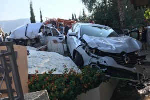 Dat&ccedil;a'da otomobil park halindeki araca &ccedil;arptı: 2 yaralı