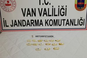 Sırt &ccedil;antasına gizlediği uyuşturucu ile yakalandı