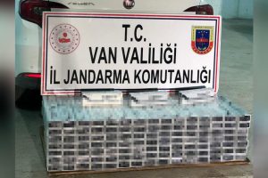 Hafif ticari ara&ccedil;ta 2 bin 440 paket ka&ccedil;ak sigara bulundu