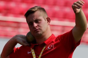 &Ouml;zel sporcu Ali Topaloğlu d&uuml;nya rekoru ile d&ouml;nd&uuml;