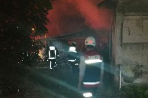 Plastik malzemelerin bulunduğu depo alev alev yandı