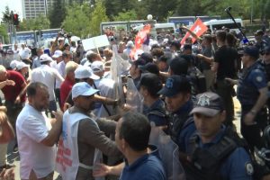 Bakanlığa y&uuml;r&uuml;mek isteyen gruba polis m&uuml;dahalesi