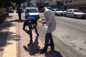 İş yeri &ouml;n&uuml;nde otururken otomobilden a&ccedil;ılan ateşle yaralandı