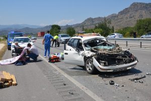 TIR'ın dorsesine &ccedil;arpan otomobil bu hale geldi
