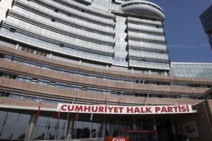 CHP belediye başkanları i&ccedil;in hazırladığı kanun teklifini TBMM Başkanlığı'na sundu