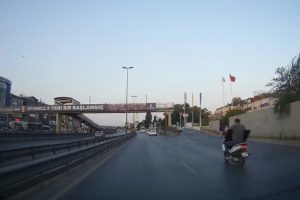 Motosikletlinin televizyonla tehlikeli yolculuğu kameraya yansıdı