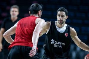A Milli Erkek Basketbol Takımı, &ccedil;alışmalarını s&uuml;rd&uuml;r&uuml;yor