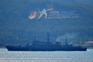 Rus askeri gemisi &Ccedil;anakkale Boğazı'ndan ge&ccedil;ti