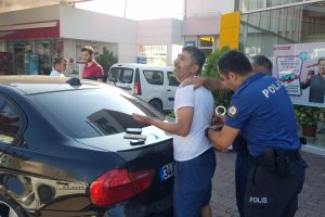 "Kayınpederimi &ouml;ld&uuml;receğim" dedi 2 arkadaşını rehin aldı