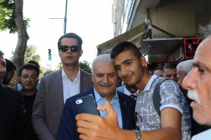 Binali Yıldırım meyan şerbeti i&ccedil;ti, vatandaşa kayısı dağıttı