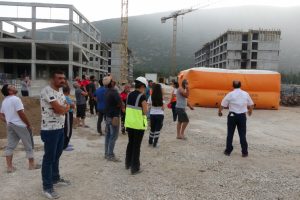 Maaşını alamayınca 49 metrelik vince &ccedil;ıkıp intihara kalkıştı