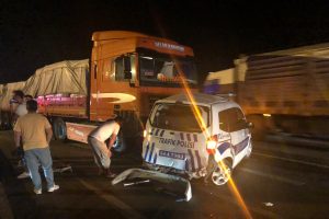 Meşrubat y&uuml;kl&uuml; TIR, trafik polislerinin aracına &ccedil;arptı: 1 polis yaralı