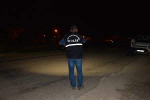 Esrarengiz olay! İzindeki bek&ccedil;i ve eşi yolda y&uuml;r&uuml;rken...