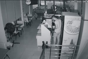 Soyduğu d&uuml;kkandaki &ccedil;iğ k&ouml;fteyi de yedi
