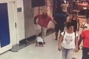 AVM'de &ccedil;ocuğuna tekme atan baba g&ouml;zaltına alındı