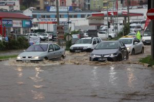 Trabzon'da şiddetli yağış sonrası yollar g&ouml;le d&ouml;nd&uuml;