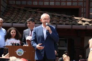 CHP lideri Kılı&ccedil;daroğlu: Bir &uuml;lkeyi y&ouml;neten insan kendi &uuml;lkesinin toprağına galoşla basmaz