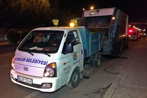 Otomobilin &ccedil;arptığı 2 &ccedil;&ouml;p aracı şof&ouml;r&uuml; yaralandı