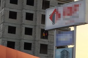 İki kız &ccedil;ocuğu d&ouml;rd&uuml;nc&uuml; kattan atladı