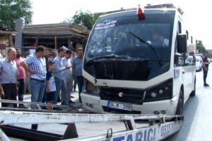 Kalp krizi ge&ccedil;iren minib&uuml;s şof&ouml;r&uuml; kaza yaptı: 9 yaralı