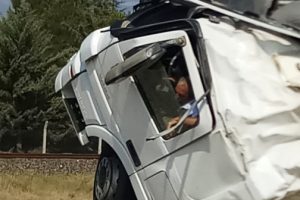 Şarampole devrilen TIR'da mahsur kaldı