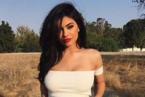 Kylie Jenner parayı &uuml;zerine giydi