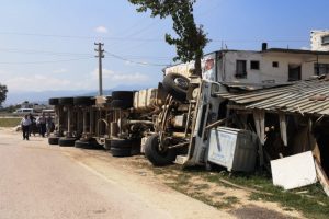 Bursa'da odun y&uuml;kl&uuml; TIR, eve &ccedil;arptı