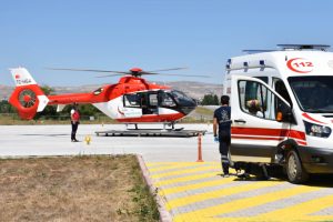 Kazada beli kırılan &ccedil;ift&ccedil;i i&ccedil;in ambulans helikopter havalandı