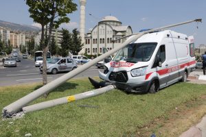 Ambulans ile otomobil &ccedil;arpıştı: Yaralılar var