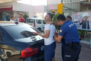 Kayınpederini &ouml;ld&uuml;rmek i&ccedil;in 2 arkadaşını rehin almıştı... Serbest bırakıldı