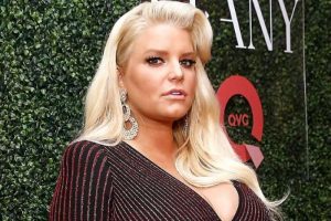 Kızının sa&ccedil;larını boyatan Jessica Simpson tepki &ccedil;ekti